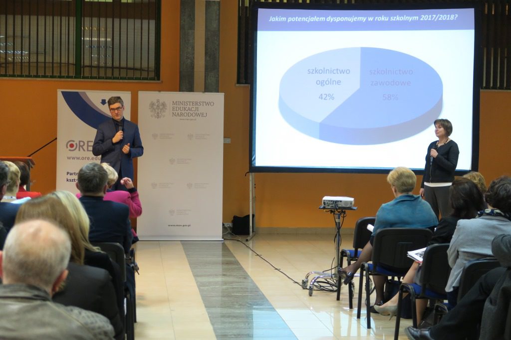 p.o. Zastępca Dyrektora Departamentu Kształcenia Zawodowego i Ustawicznego Ministerstwa Edukacji Narodowej Piotr Bartosiak oraz Naczelnik Wydziału DKZiU MEN Emilia Maciejewska