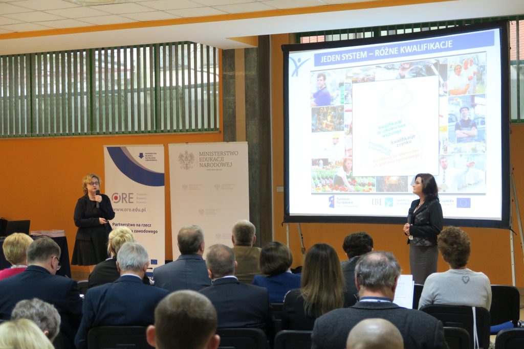 Przedstawicielki Instytutu Badań Edukacyjnych Izabela Dubas i Kamila Pawłowska