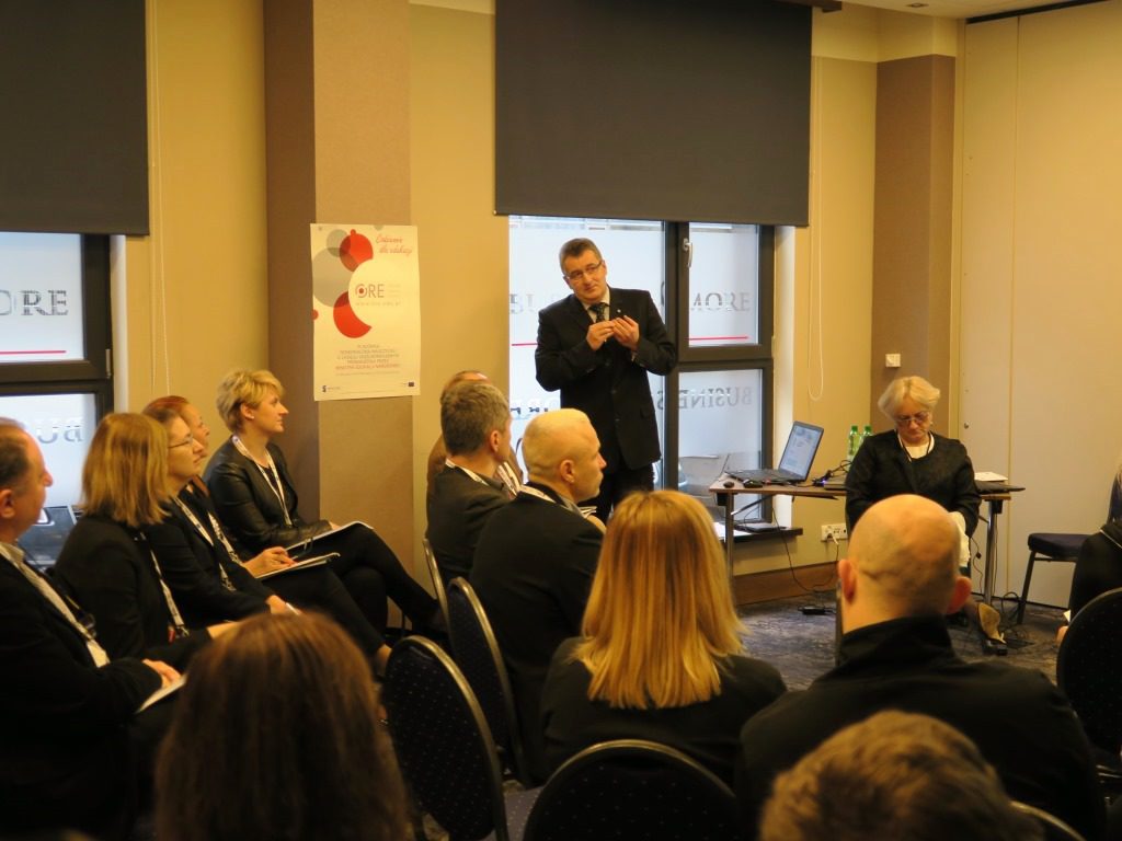 prowadzący warsztat: Mariusz Zyngier ekspert branży elektoniczno-mechatronicznej i Bożena Mayer-Gawron wicedyrektor ORE