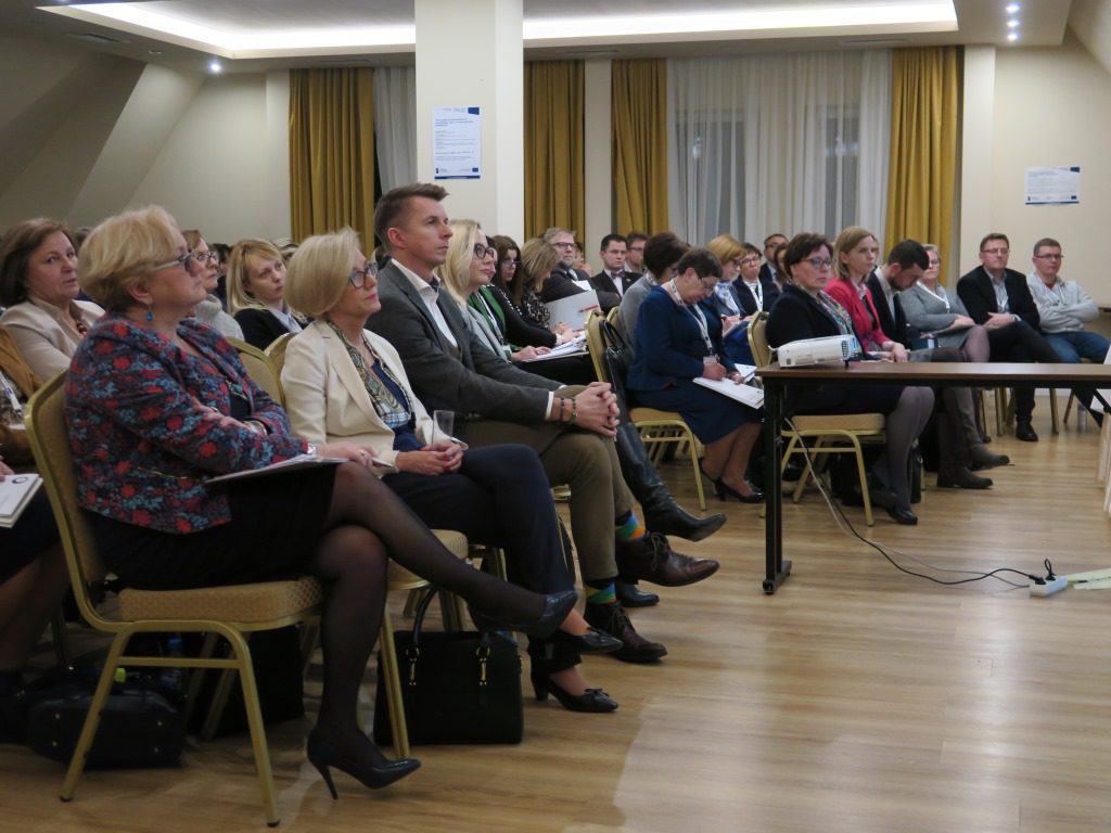 widok sali obrad: na pierwszym planie od lewej: Bożena Mayer-Gawron, Marzena Machałek, Karol Okrasa, Urszula Pasieczna