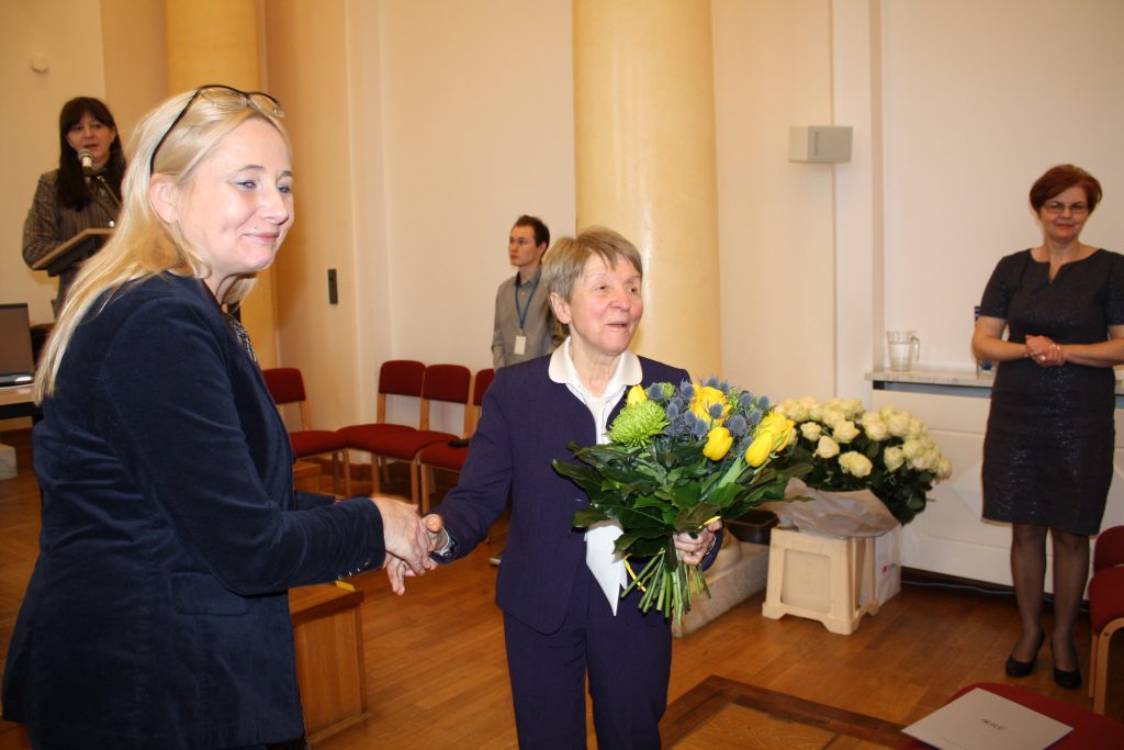 Wicedyrektor ORE Marzenna Habib składa podziękowania Barbarze Woynarowskiej