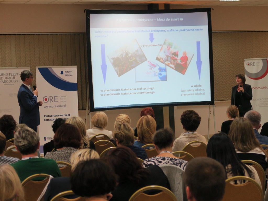 Prezentacja Piotra Bartosiaka i Emilii Maciejewskiej  z Departamentu Kształcenia Zawodowego i Ustawicznego MEN