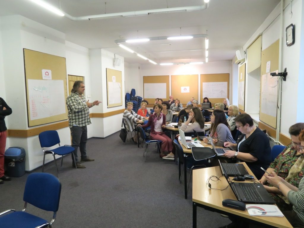 Roman Syyian z grupą podczas zajęć w Sulejówku