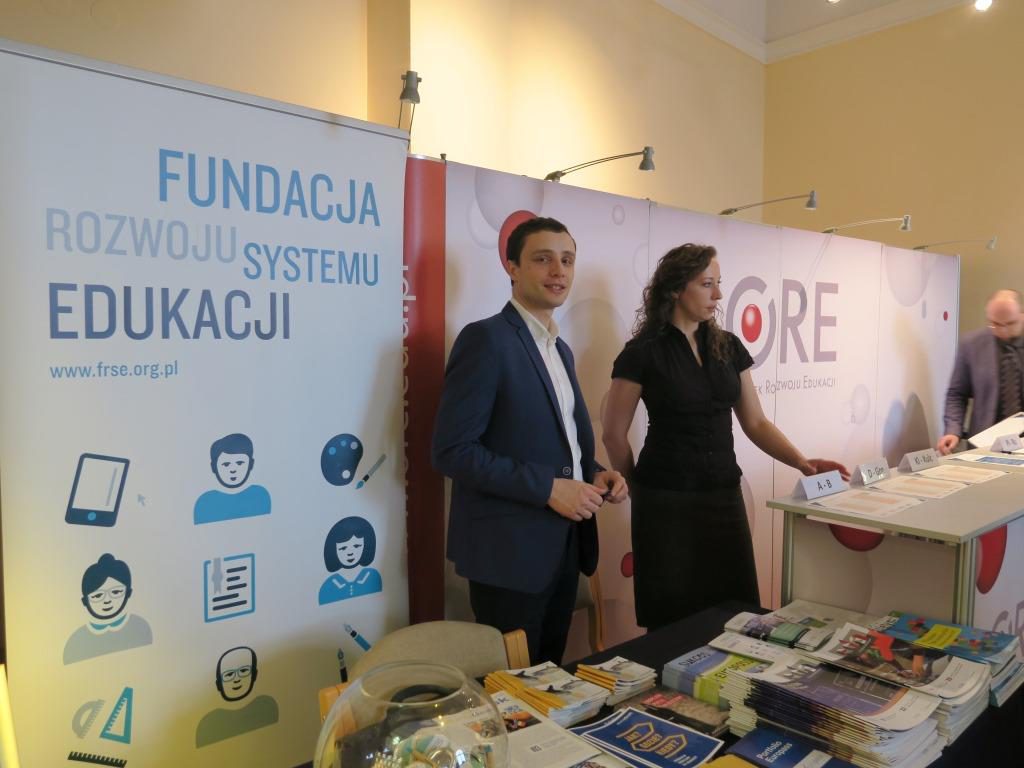 Stoisko z materiałami promocyjnymi Fundacji Rozwoju Systemu Edukacji