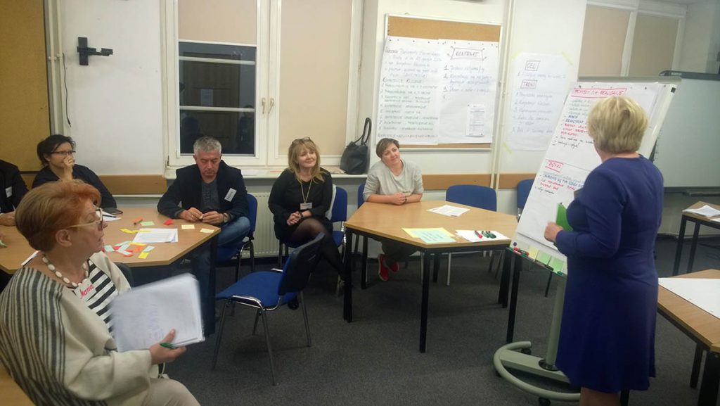 uczestniczka prezentuje efekt pracy grupy