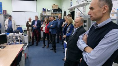 Wizyta uczestników Powiatowej Grupy Wymiany Doświadczeń w Centrum Kształcenia Zawodowego i Ustawicznego „ Elektryk” w Nowej Soli. Prezentacja urządzenia mechatronicznego przez Dyrektora szkoły. Spotkania GWD w Nowej Soli odbyło się we