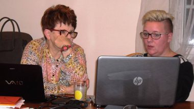 Dwie ekspertki dyskutują o formach i metodach realizacji zajęć z samorządowcami dotyczącymi roli dyrektora szkoły w procesie wspomagania