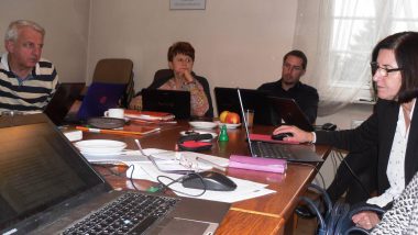 Grupa ekspertów dyskutuje nad zapisami programu szkoleniowo-doradczego dla przedstawicieli JST