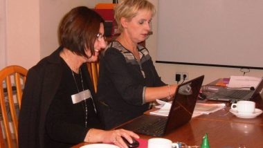 Dwie ekspertki uzgadniają sposób realizacji zajęć z samorządowcami na temat diagnozy stanu lokalnej oświaty.